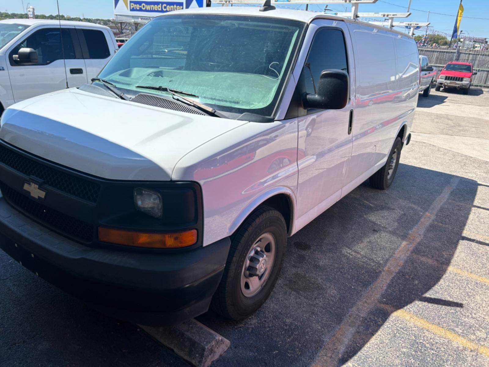 2017 White Chevrolet Express 2500 Cargo (1GCWGAFF2H1) with an 4.8L V8 FFV engine, 6A transmission, located at 1687 Business 35 S, New Braunfels, TX, 78130, (830) 625-7159, 29.655487, -98.051491 - Photo #0